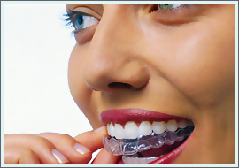 Изображение девушки с каппой для отбеливания зубов